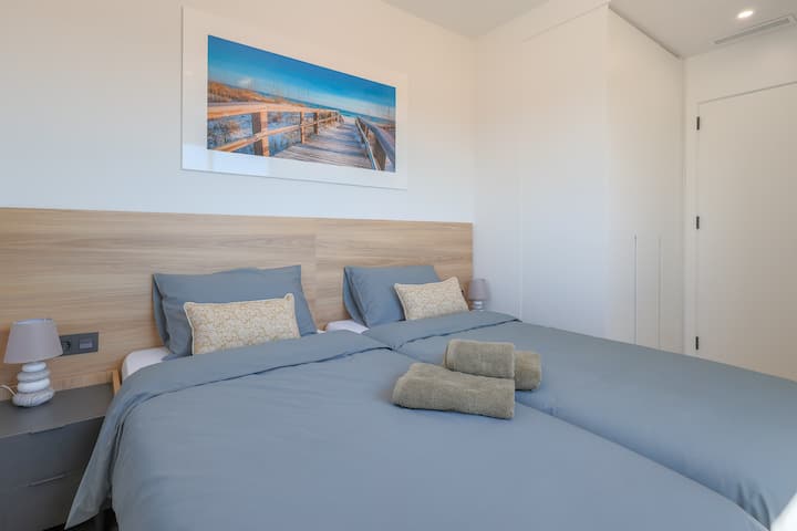 غرفة النوم الثانية مع سريرين منفصلين 90 سم يمكن دفعهما معًا إلى حجم كينج 180 سم.