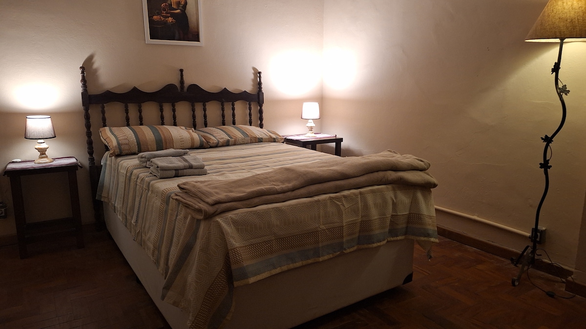 Krevat dopio me komodina, tavolina ndihmëse, krevat tek dhe makau me varëse.
Ne ofrojmë çarçafë, jastëkë me jastëkë, batanije, peshqirë banje dhe fytyrë dhe sapun.