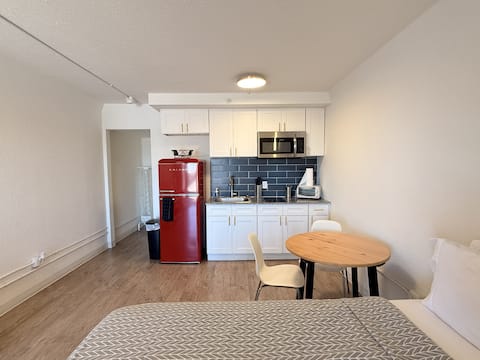 Popular Airbnb listing: [52] ATX Studio: 1 Queen, Access to Gym & Laundry in St. Johns