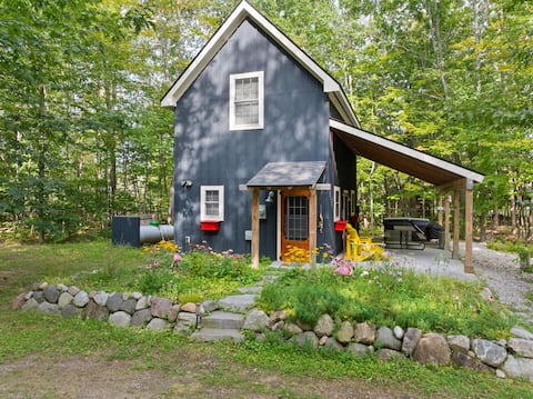 Quiet Retreat Nestled by Trees – Waterfront Access