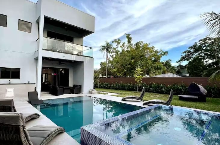 Las Olas Elements Luxury w Pool & Spa Near Beach! gallery image 3
