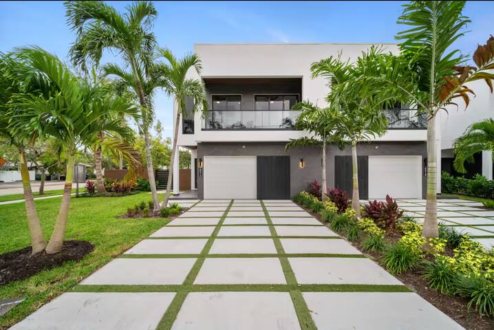 Las Olas Elements Luxury w Pool & Spa Near Beach! gallery image 5