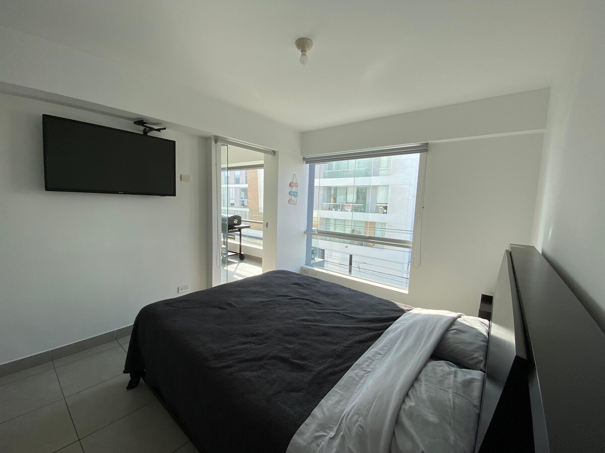 主卧配有1张标准双人床。 配备内置卫生间，直通露台。 
 1台电视，带Fire TV，可观看各种流媒体平台。

*如果您在住宿期间想使用这些服务，请使用您的账号登录。