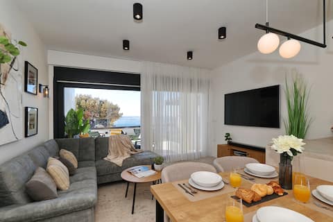 Top performing Airbnb: Apartment Cape 4+2, sea view: courtyard & jacuzzi in Miškovići