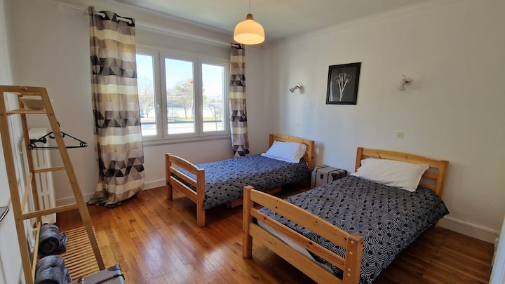 Ghorofa ya juu, chumba cha kulala chenye vitanda 2 vya mtu mmoja
Vizingiti vya umeme