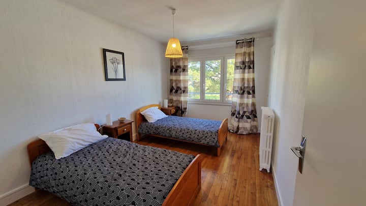 Ghorofa ya juu
Chumba cha kulala kilicho na vizuizi vya umeme
2xxx
