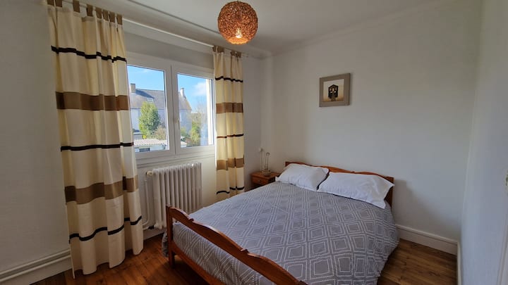 Juu, 
Vizingiti vya umeme
Chumba 1 kikubwa cha kulala na kitanda cha watu wawili 