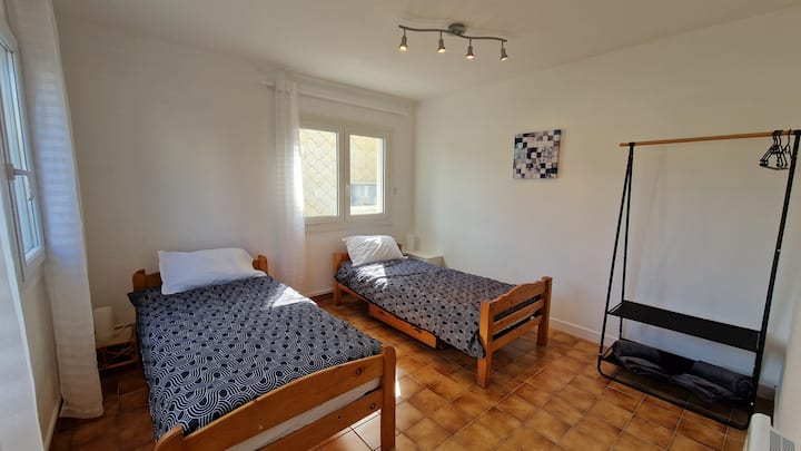 Vizingiti vya umeme
Chumba 1 kikubwa cha kulala kwenye ghorofa ya chini chenye vitanda 2 vya mtu mmoja