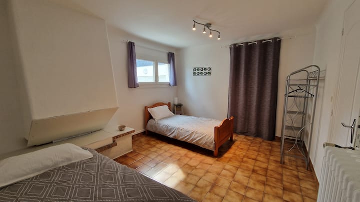 Vizingiti vya umeme
Kwenye ghorofa ya chini chumba 1 kikubwa cha kulala chenye vitanda 2 vya watu wawili 