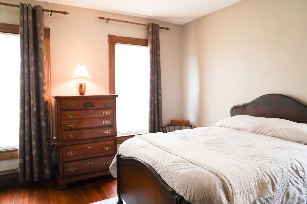 الطابق الثاني، سرير كامل. 