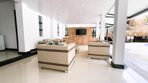 Top performing Airbnb: Estate with Pool and Court • Ideal for Groups in Meta
