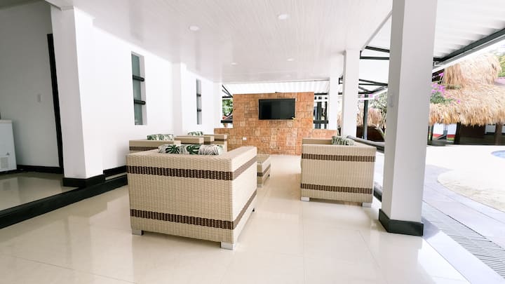 Finca Con Piscina Y Cancha • Ideal Para Grupos - Cundinamarca