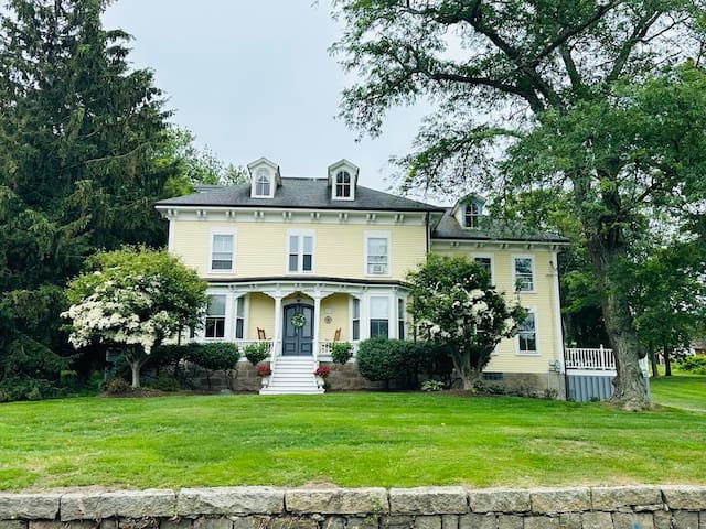 Luxury Waterfront with Stunning Views Near Newport