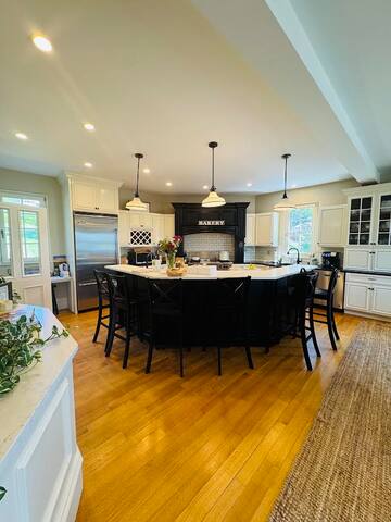 Luxury Waterfront with Stunning Views Near Newport gallery image 4