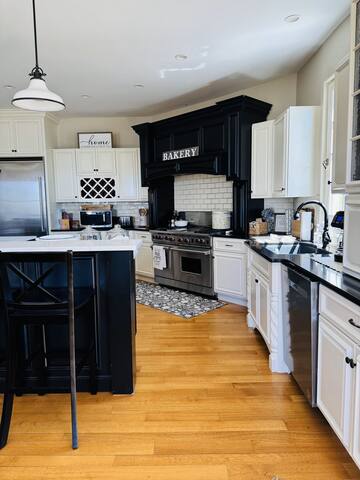 Luxury Waterfront with Stunning Views Near Newport gallery image 5