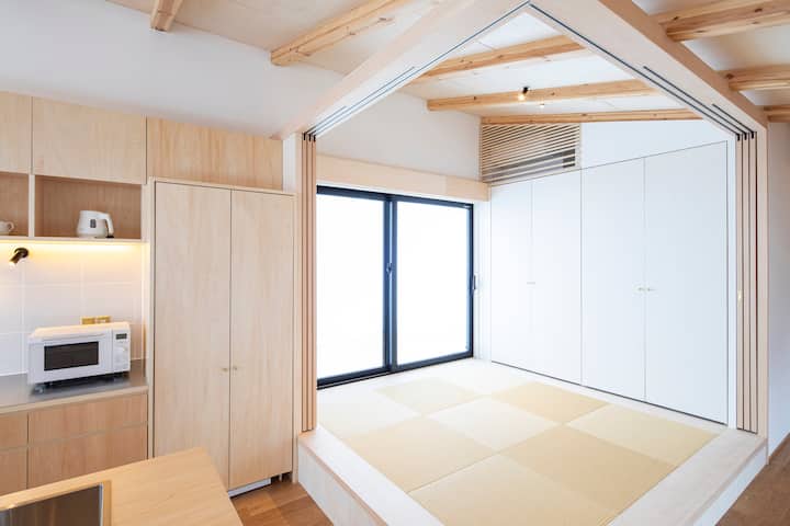 Dhomë në stil japonez me një atmosferë të qetë dhe paqësore.Struktura e butë e dyshekëve tatami është e rehatshme, duke të mundësuar të kalosh një kohë çlodhëse sipas dëshirës.Mund të përdoret gjithashtu si dhomë gjumi duke vendosur futonë, duke e kthyer në një hapësirë të gjithanshme që mund të përdoret në mënyrë fleksibël në varësi të numrit të vizitorëve ose të rastit.Mund të strehojë gjithashtu familje dhe grupe, duke ofruar një qëndrim të rehatshëm në një hapësirë me stil japonez.