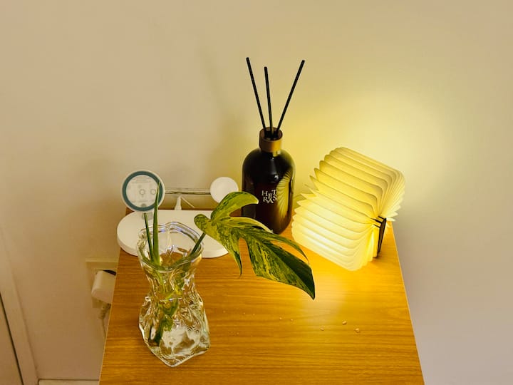 Pored bračnog kreveta (160 – 180 cm) nalazi se praktičan punjač 3 u 1 za Apple Watch, AirPods i iPhone. Tu su i svjetiljka za čitanje, daljinski upravljač za klima-uređaj i kutija maramica za vašu udobnost.