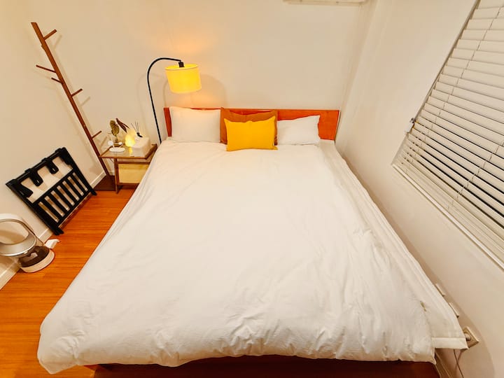 Madrac za veliki bračni krevet u 2. spavaćoj sobi vrhunski je madrac hotelske kvalitete koji je dizajnirao netko tko ima problema s kralježnicom kako bi osigurao optimalnu udobnost i potporu. Obećava iznimno miran i ugodan san. 침실 2번방의 킹사이즈 메트리스는 매우 편안한 잠자리를 제공할 것입니다.