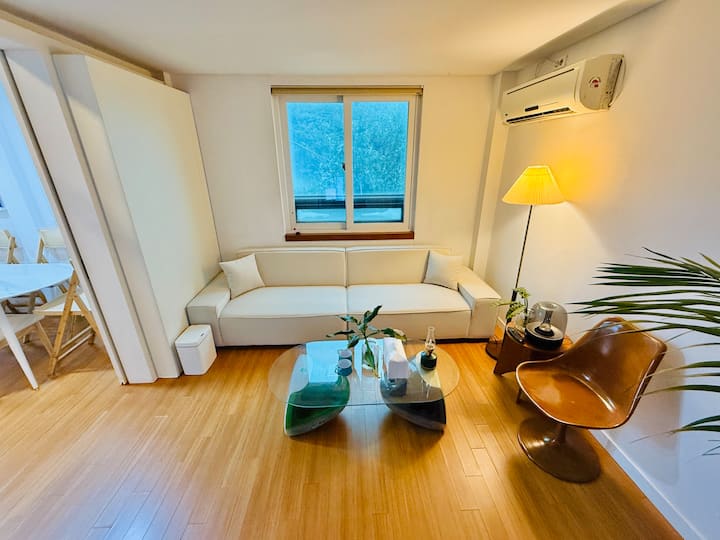 Na drugom i trećem katu nalazi se prostrani dnevni boravak. Kad se klizna vrata zatvore, prostor se pretvara u privatnu spavaću sobu. Mali kauč također se može pretvoriti u krevet za jednu osobu. 슬라이딩 도어를 가리면 침실이 되는 구조입니다. 저 소형 쇼파가 싱글침대로 변환됩니다. 