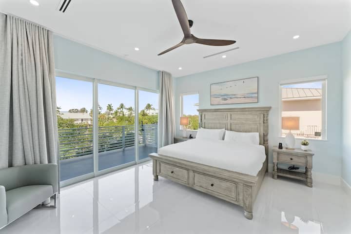 „Každá spálňa má vlastnú kúpeľňu a je veľkoryso veľká, ponúka luxusnú posteľnú bielizeň hotelovej kvality a prémiové matrace Tempur-Pedic. Všetky spálne tiež poskytujú priamy prístup na balkóny, ktoré spájajú pohodlie s interiérovým a exteriérovým životom