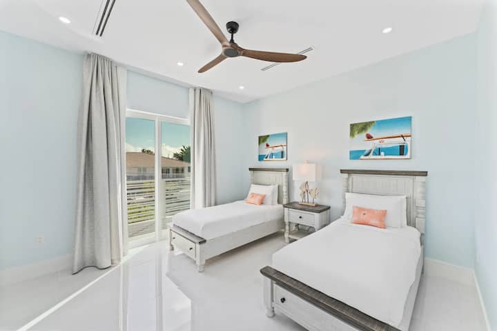 Každá izba má smart televízor, bezdrôtové nabíjacie stanice pre vaše zariadenia a stropný ventilátor pre väčšie pohodlie.