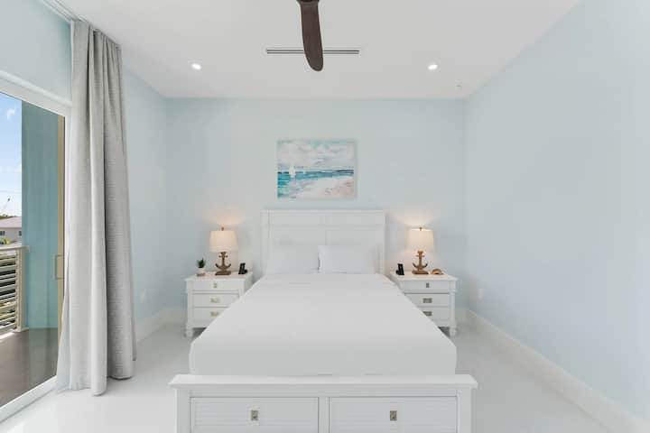 „Každá spálňa má vlastnú kúpeľňu a je veľkoryso veľká, ponúka luxusnú posteľnú bielizeň hotelovej kvality a prémiové matrace Tempur-Pedic. Všetky spálne tiež poskytujú priamy prístup na balkóny, ktoré spájajú pohodlie s interiérovým a exteriérovým životom