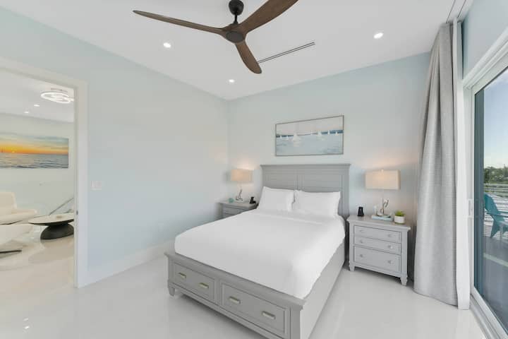 „Každá spálňa má vlastnú kúpeľňu a je veľkoryso veľká, ponúka luxusnú posteľnú bielizeň hotelovej kvality a prémiové matrace Tempur-Pedic. Všetky spálne tiež poskytujú priamy prístup na balkóny, ktoré spájajú pohodlie s interiérovým a exteriérovým životom