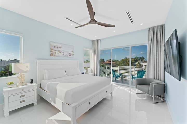 „Každá spálňa má vlastnú kúpeľňu a je veľkoryso veľká, ponúka luxusnú posteľnú bielizeň hotelovej kvality a prémiové matrace Tempur-Pedic. Všetky spálne tiež poskytujú priamy prístup na balkóny, ktoré spájajú pohodlie s interiérovým a exteriérovým životom