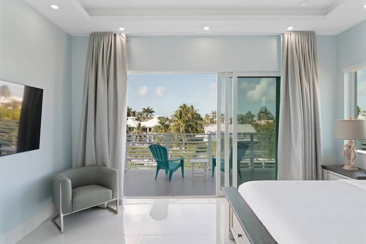 „Každá spálňa má vlastnú kúpeľňu a je veľkoryso veľká, ponúka luxusnú posteľnú bielizeň hotelovej kvality a prémiové matrace Tempur-Pedic. Všetky spálne tiež poskytujú priamy prístup na balkóny, ktoré spájajú pohodlie s interiérovým a exteriérovým životom