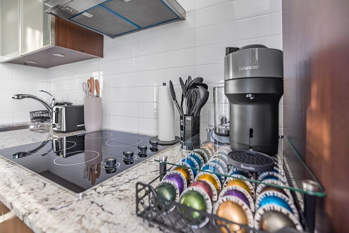 Rare 2BR Suite |Epic CN Tower, Lake & Skyline View gallery image 5