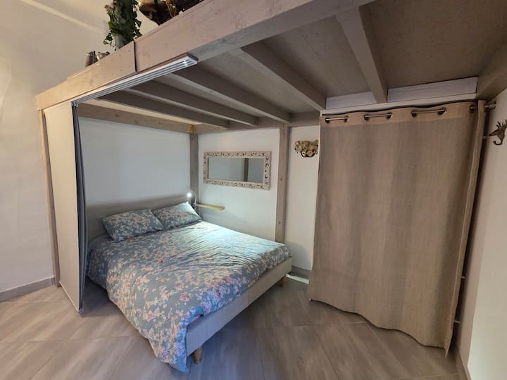 Eneo la kulala lenye kabati la nguo