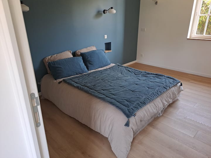 Спална соба 7 - приземје на зградата - брачен кревет (широк 150-179 см)