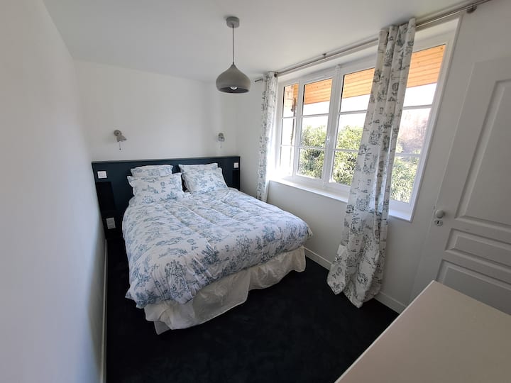 Спална соба 1 - 1 кат - брачен кревет (широк 180 - 200 см)