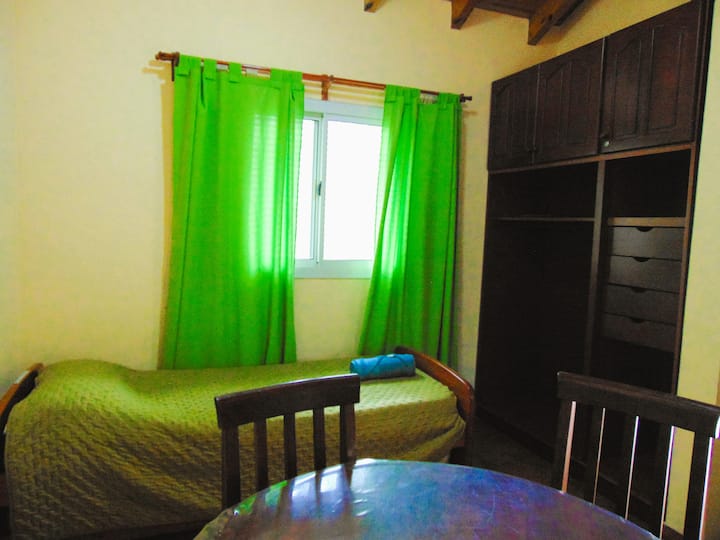 Თბილი და ფუნქციური გარემო: ერთადგილიანი საწოლები, ფართო კარადა და ბუნებრივი განათება, რომელიც სტუმრობისთვის გიწვევთ.