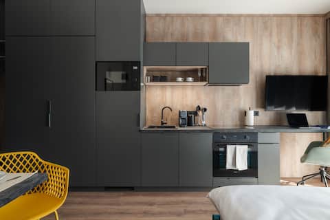 Popular Airbnb listing: Studio with AC & Balcony! Business trip in Košíře