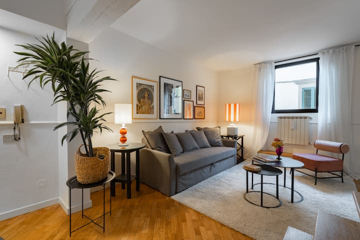 Pri vstupe do obývačky vás obklopí atmosféra elegancie a tepla. Veľká sivá pohovka vás pozýva, aby ste sa pustili, ideálna na chvíľku odpočinku po dni objavovania.