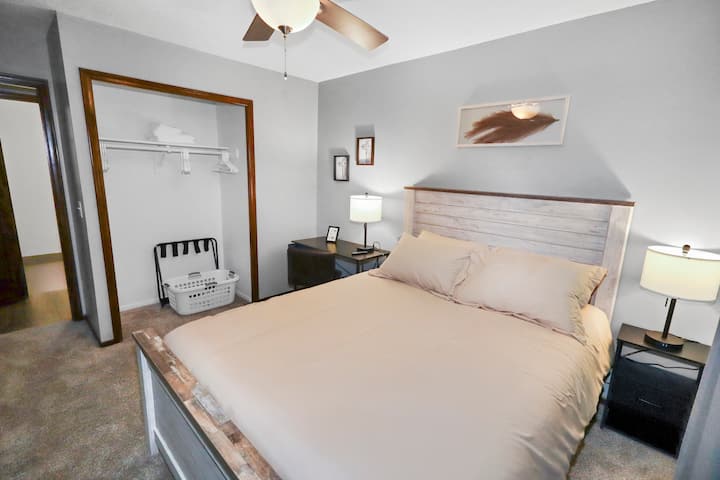 Esta habitación en la planta principal cuenta con una cama tamaño queen premium, un espacio de trabajo exclusivo y un televisor de alta definición. Equipado con un clóset y comodidades modernas, es un refugio funcional y acogedor para cualquier huésped.