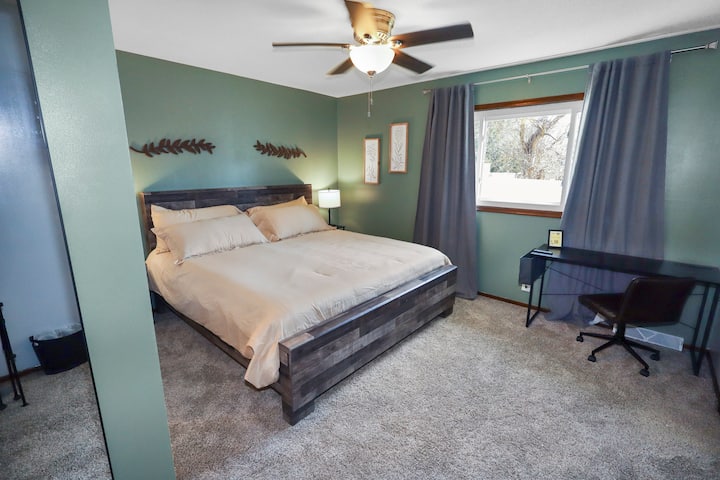 El dormitorio principal está ubicado en el piso principal; incluye un vestidor, escritorio con silla, TV de alta definición, cama tamaño king de primera calidad y baño privado.