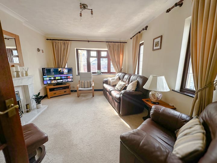 Maesllan - A Spacious Holiday Home In Porthcawl - Porthcawl