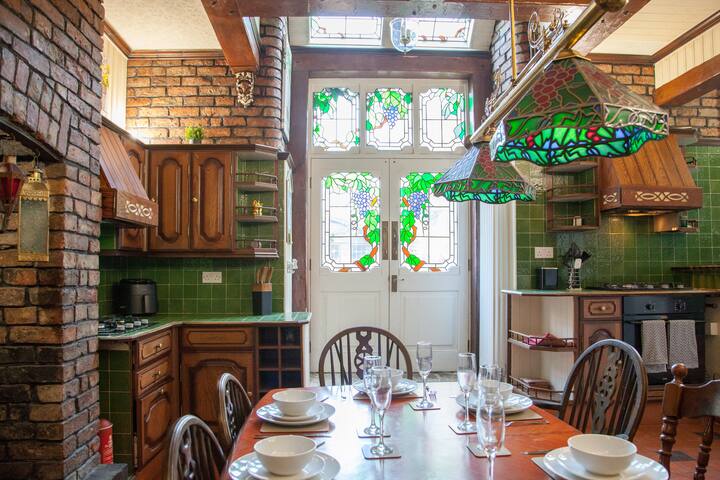 10 min to City Centre | Spacious 6 BR + Garden gallery image 4