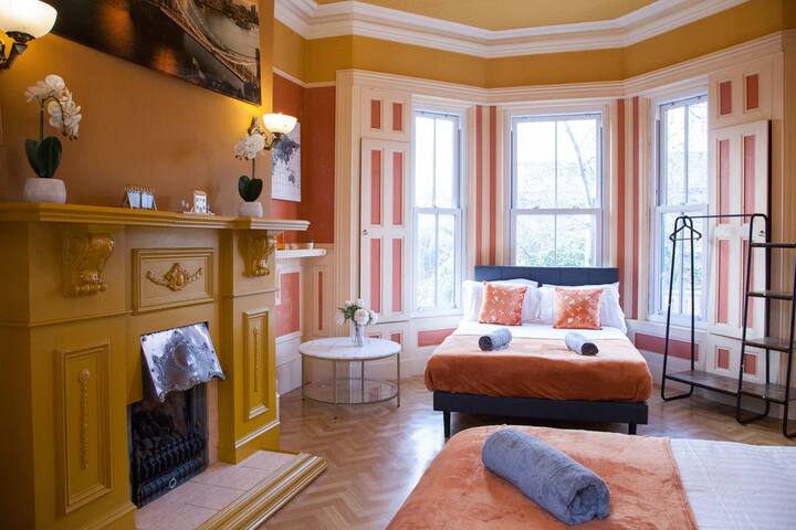 10 min to City Centre | Spacious 6 BR + Garden gallery image 2