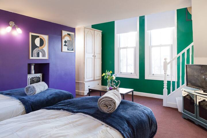 10 min to City Centre | Spacious 6 BR + Garden gallery image 3