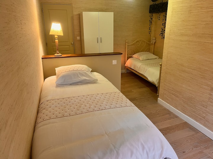 Quarto virado para o sul, com 2 camas de solteiro, com vista para o Clain e o jardim.