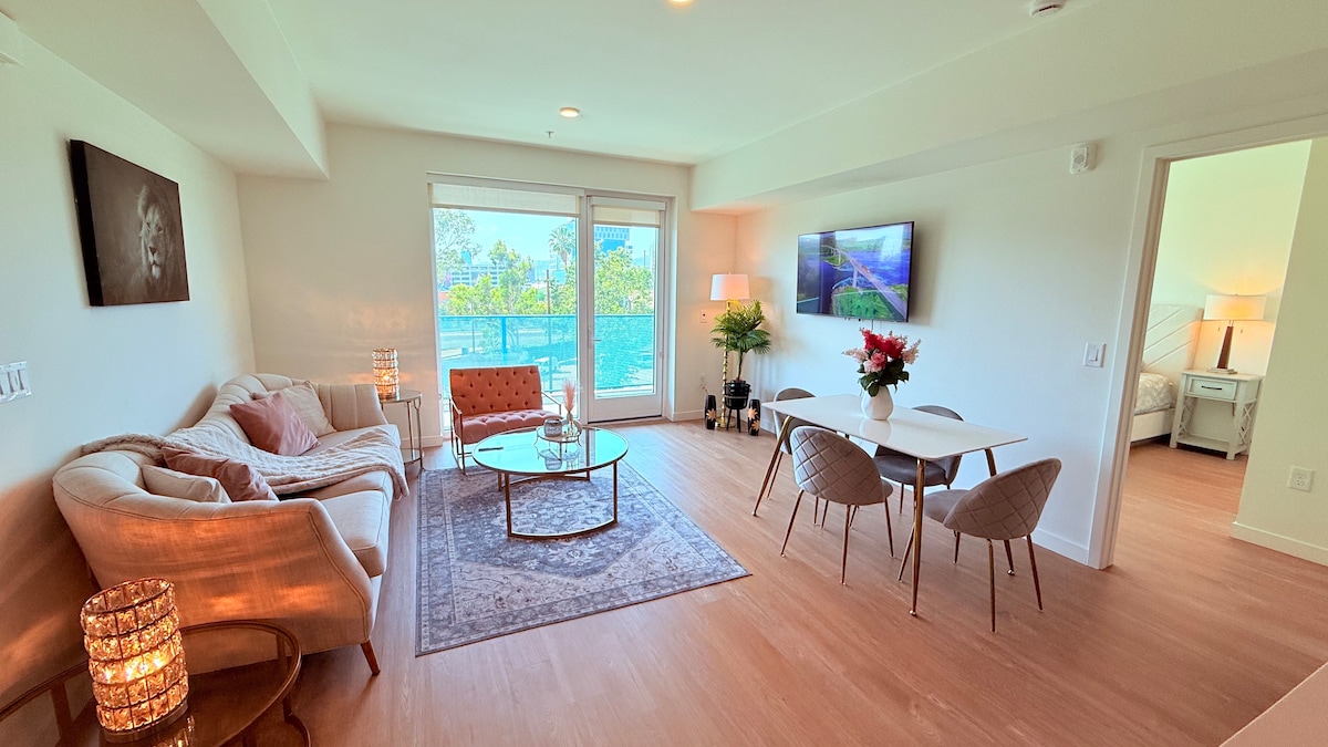 Popular Airbnb listing: One Lux Stay 2 Bedroom LA Suites in East Hollywood