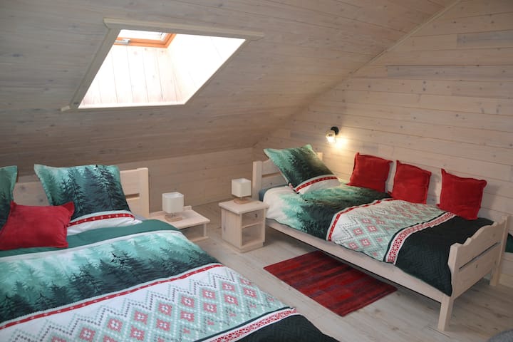 1 queen size bed 160x200cm
1 single bed of 90x200 
quality bedding (as bedroom 3)
3 bed descents, 3 bedside tables, 3 bedside lamps
1 cabinet with clothing rack (5 hangers)
1 office with an armchair
Rooftop window with blackout blind