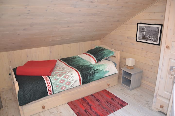 2x single beds 90x200cm 
quality bedding (see bedroom 3)
+ 1 drawer bed 90x190 cm (10cm comfort mattress)
2 bed descents, 2 bedside tables, 2 bedside lamps
1 cabinet with clothing rack (5 hangers)
Rooftop window with blackout blind