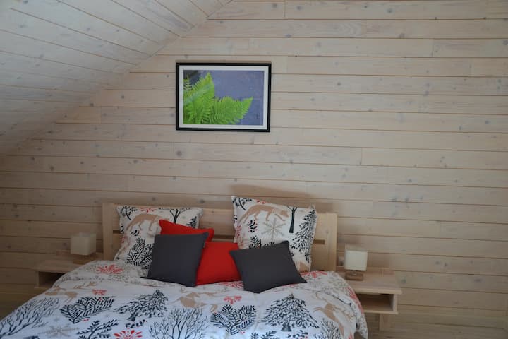 1 comfortable queen size bed (160 x 200 cm)

2 bed descents, 2 bedside tables, 2 bedside lamps

1 cabinet with clothing rack (5 hangers)

1 office with an armchair

2 small roof windows equipped with a blackout blind