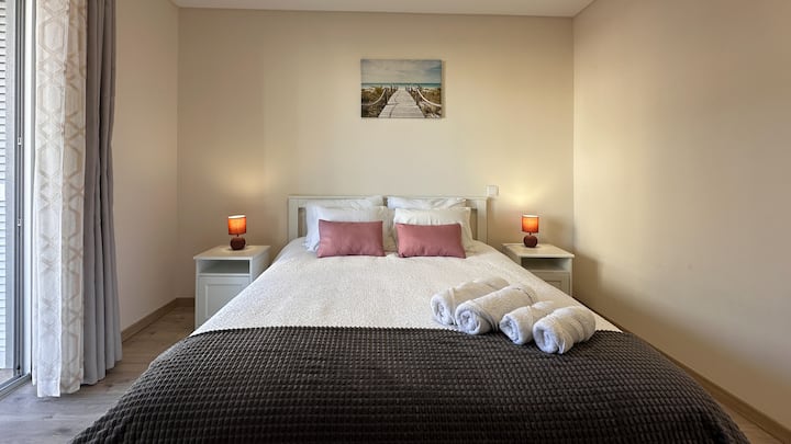 חדר ממוזג ומיטת קווין סייז ללילות שקטים.