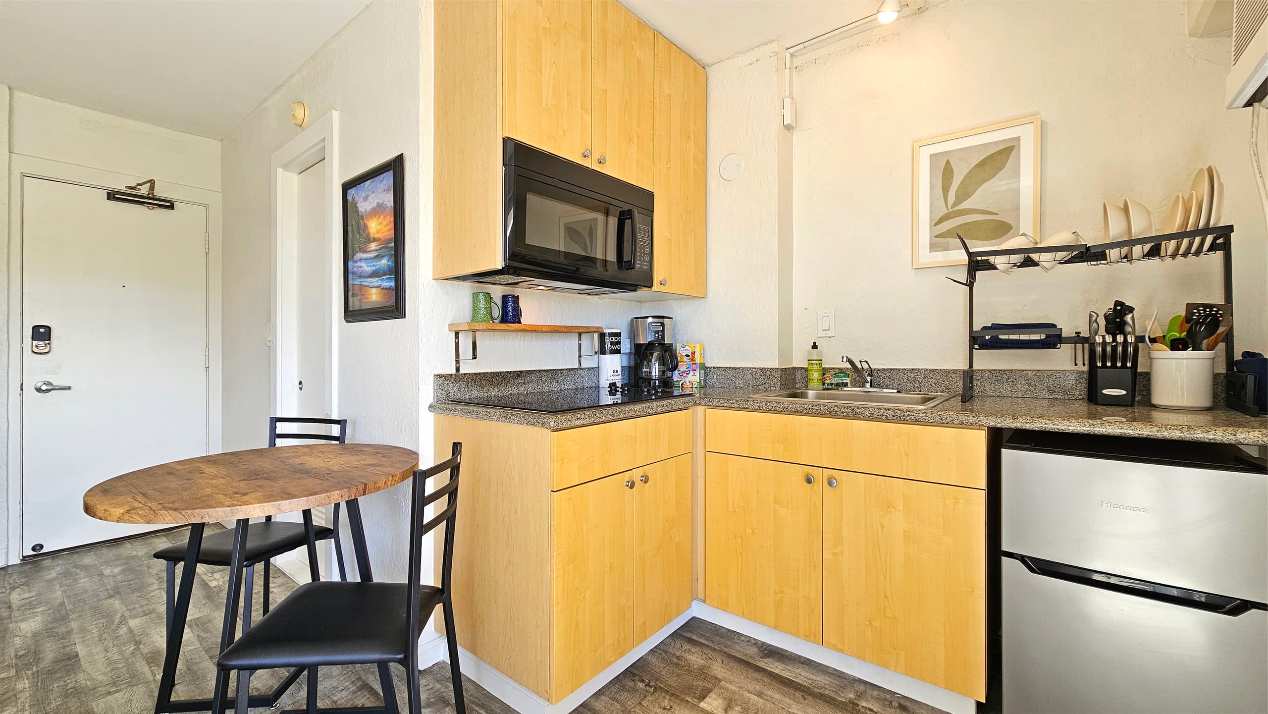 Waikiki King Studio near Beach at The Seashore - Image 9