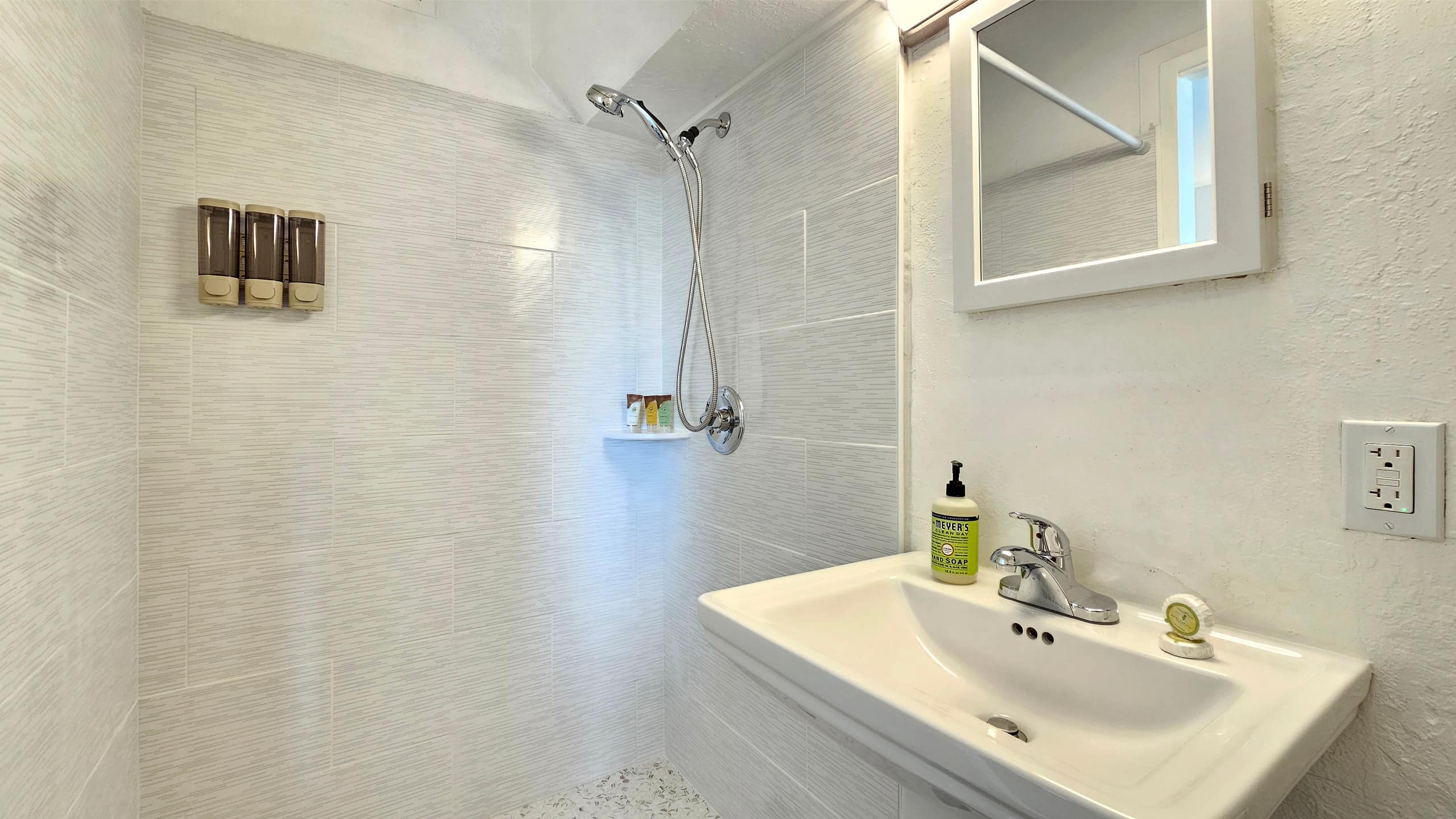 Waikiki King Studio near Beach at The Seashore - Image 12